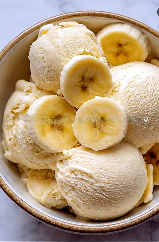 Creamy banana dessert bowl